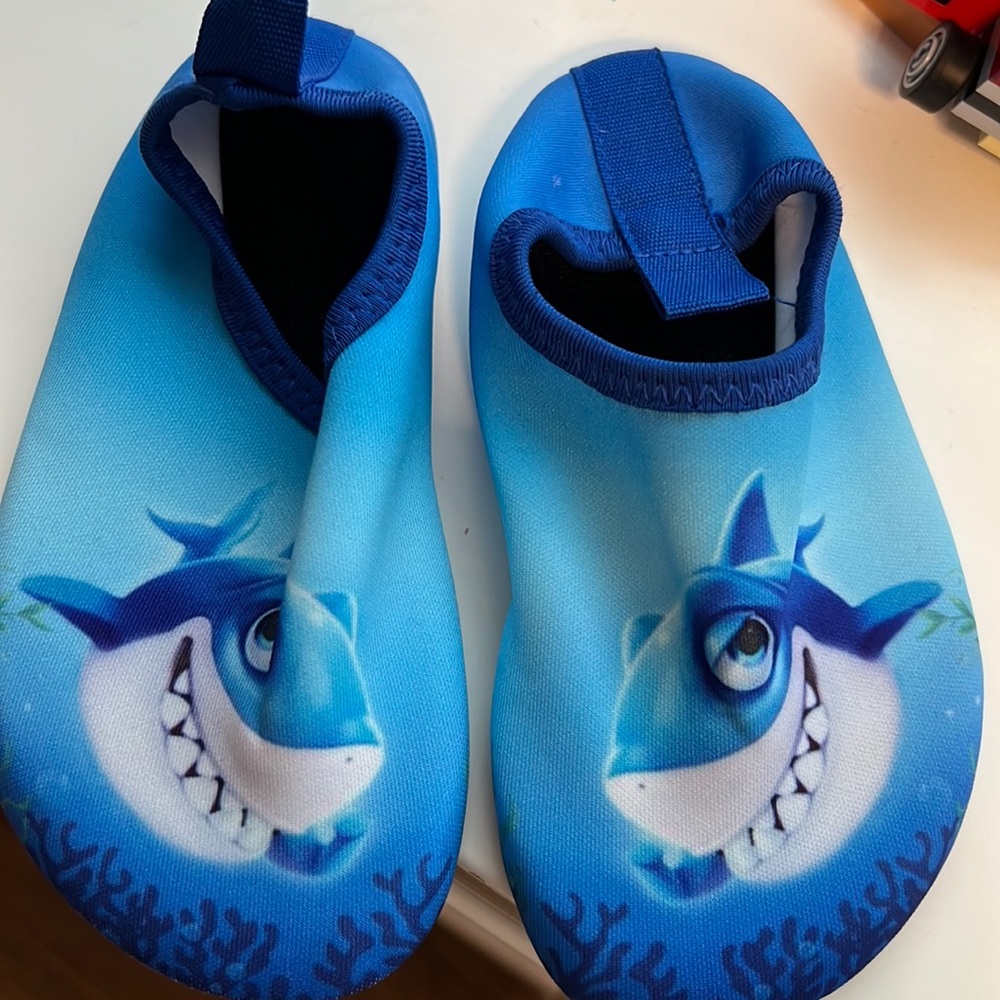 Toddler water shoes new without tags size 8